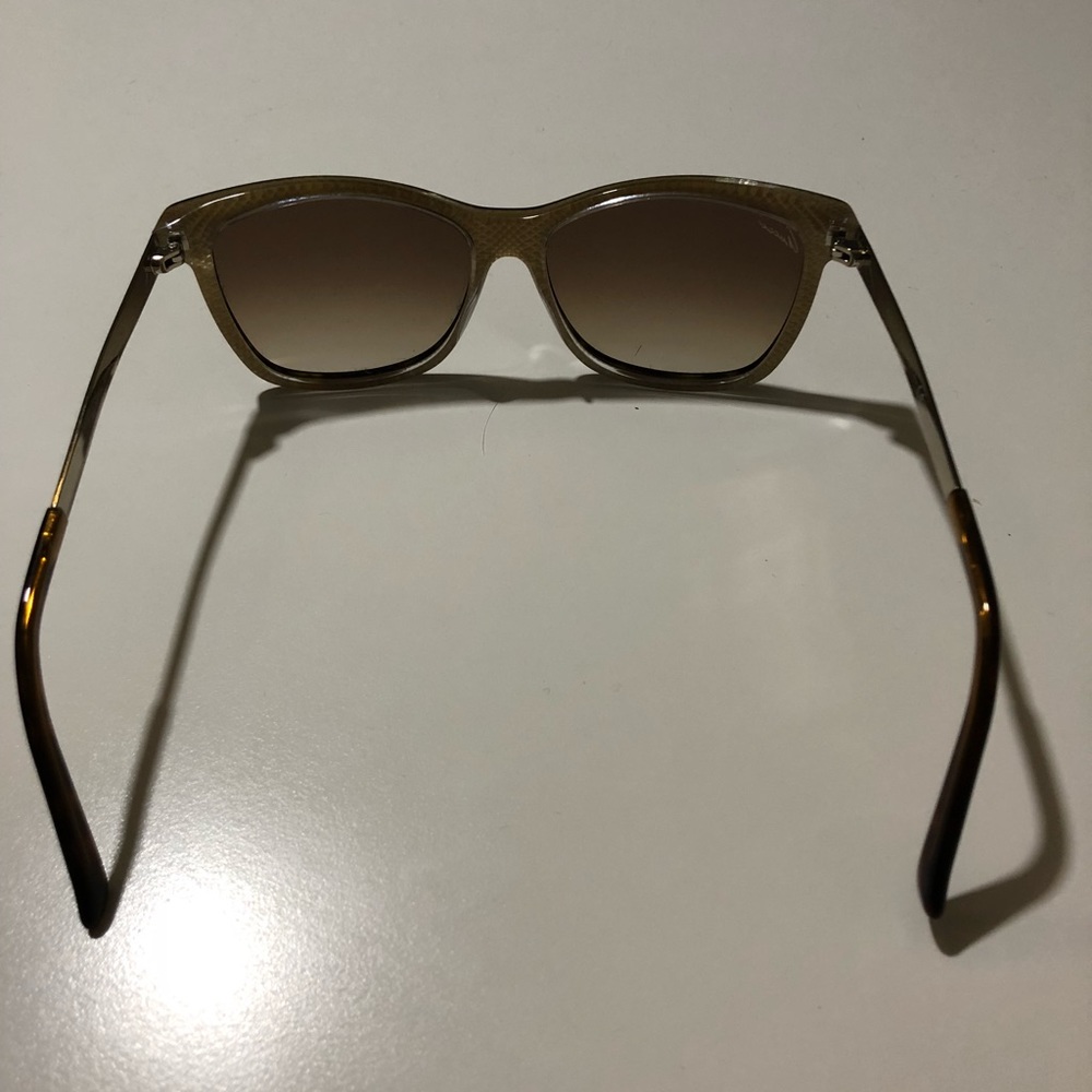 Gucci sunglasses. Worn less than 5 Times. Summer18 - Picture 2 of 4